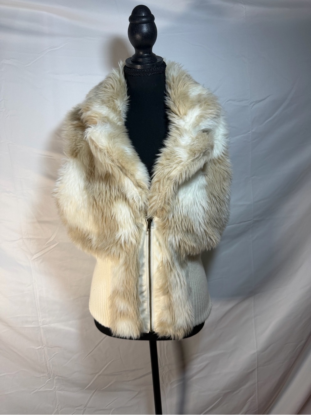 Y2K Women's Cream Faux Fur Zip-Front Vest